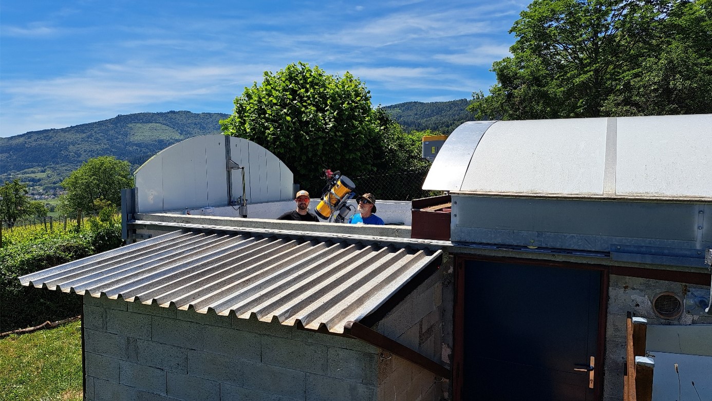 Vue extérieure de l'observatoire OAF avec le toit ouvert