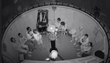 Groupe de visiteurs autour du télescope à l'intérieur de l'OAO